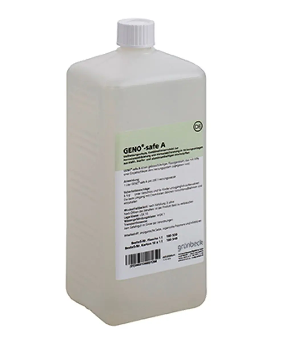 Transparente Flasche mit Verschluss, beschriftet mit technischen Informationen und Sicherheitsdaten; Produkt von Grünbeck, mit Anwendungsanweisungen und Gefahrenhinweisen.